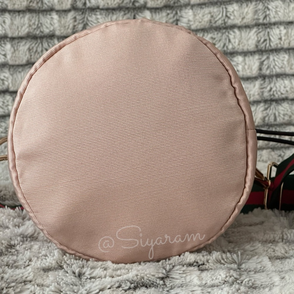 New Gucci drawstring closure bucket / cosmetic / Toiletry bag - Picture 4 of 7